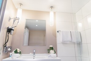 Chambre, 1 lit double (Privilege) | Salle de bain | Ensemble douche/baignoire, articles de toilette écologiques