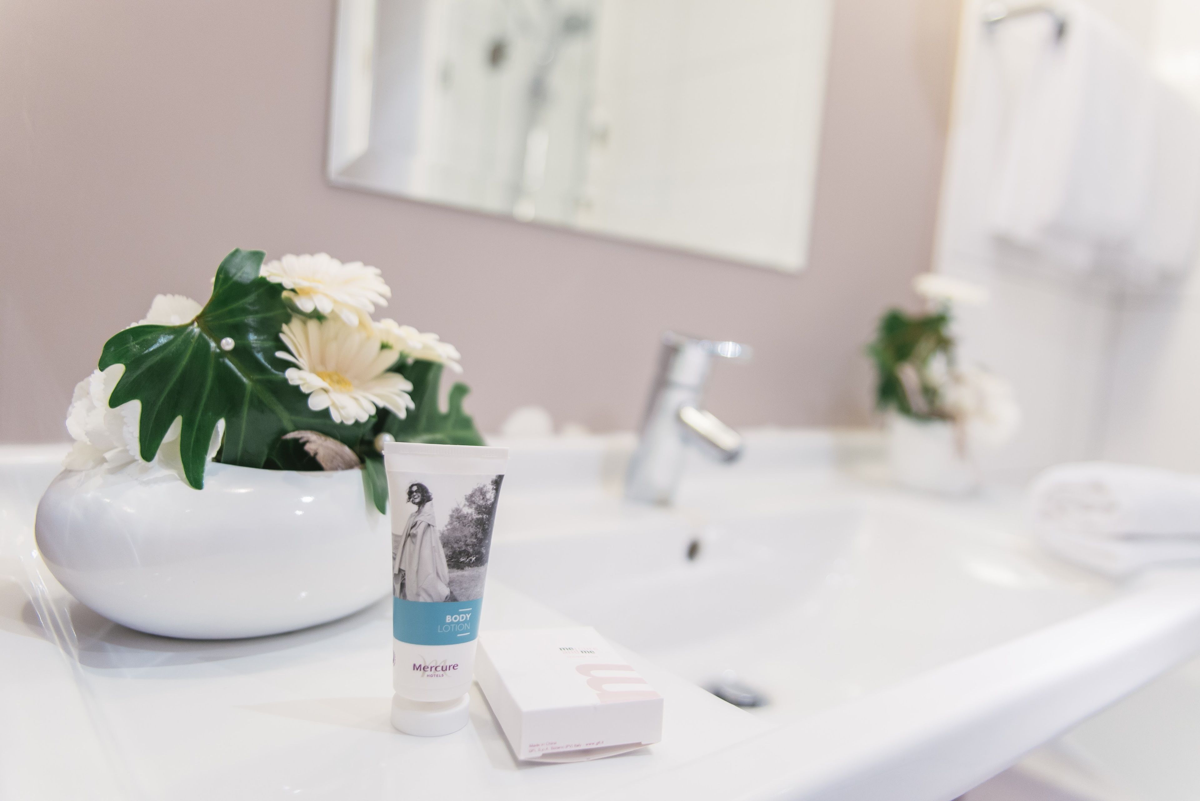 combined shower/bathtub, eco-friendly toiletries, hair dryer, towels