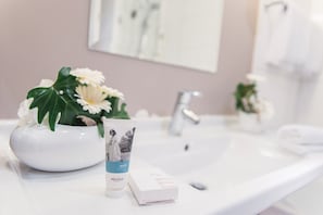 Ensemble douche/baignoire, articles de toilette écologiques