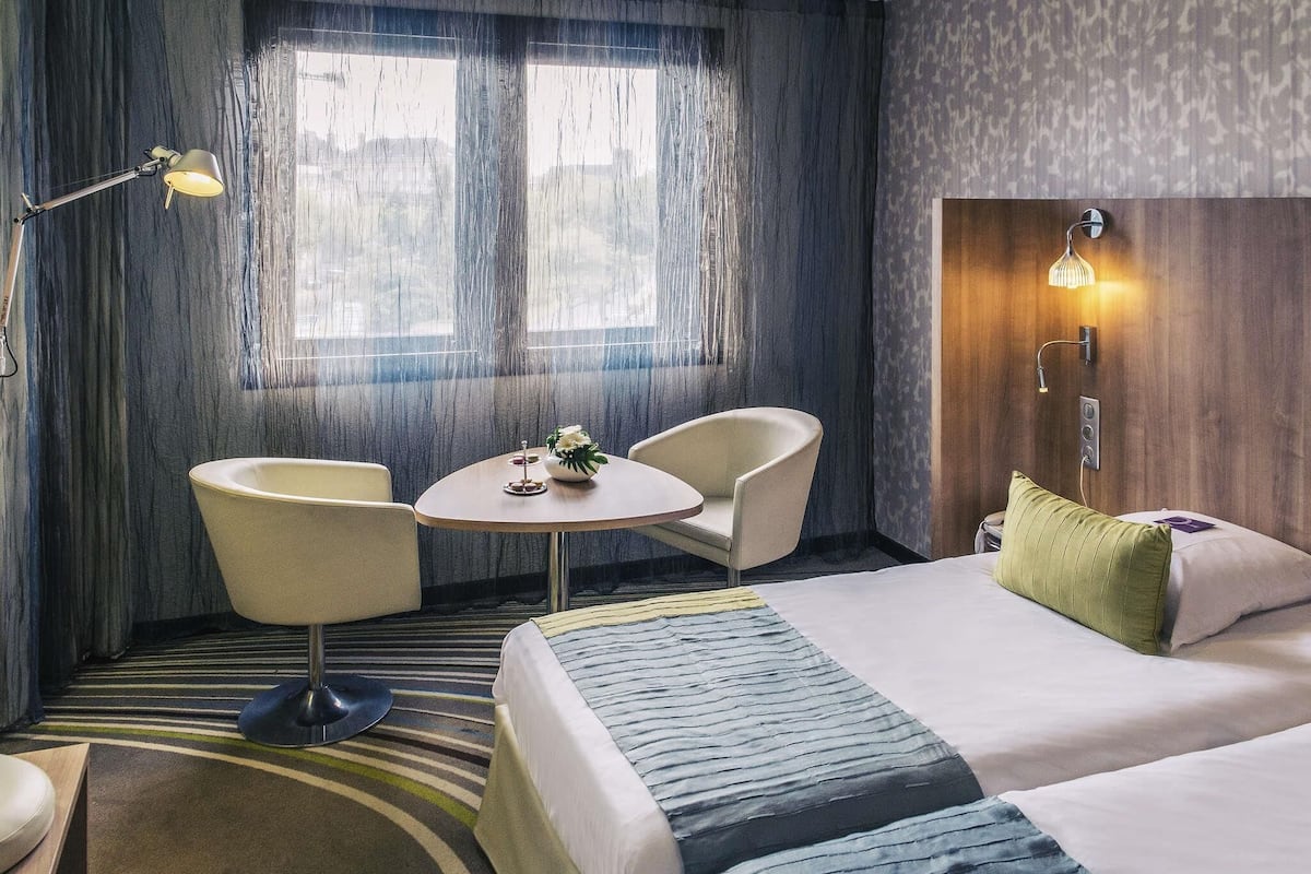 Habitación clásica, 2 camas individuales | Ropa de cama de alta calidad, minibar, escritorio y cortinas blackout