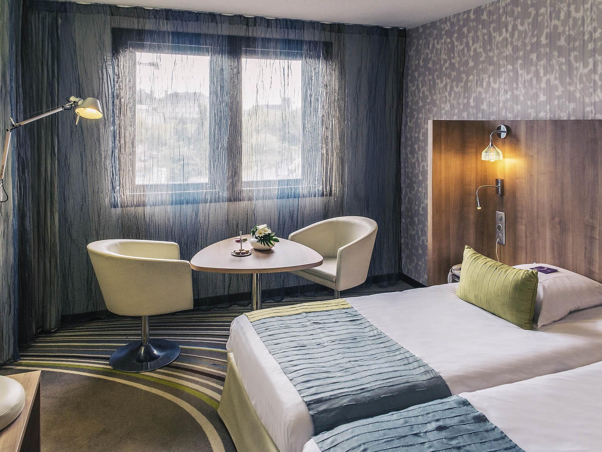 Classic-rum - 2 enkelsängar | Sängtillbehör av högsta kvalitet, minibar och skrivbord