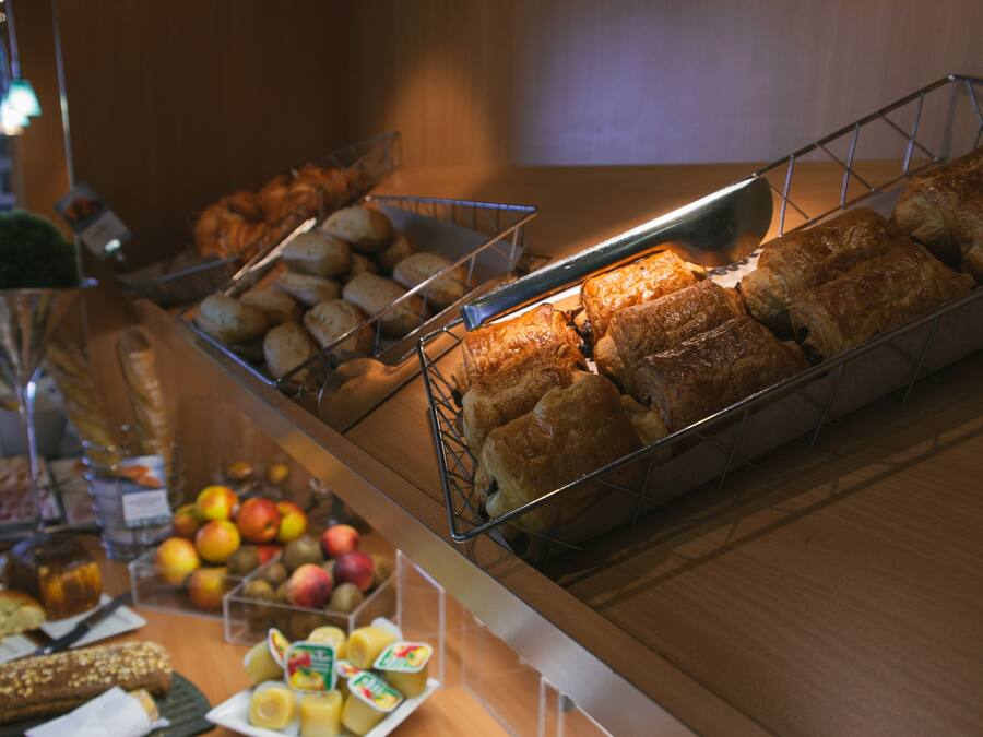 Desayuno buffet diario (EUR 19 por persona)