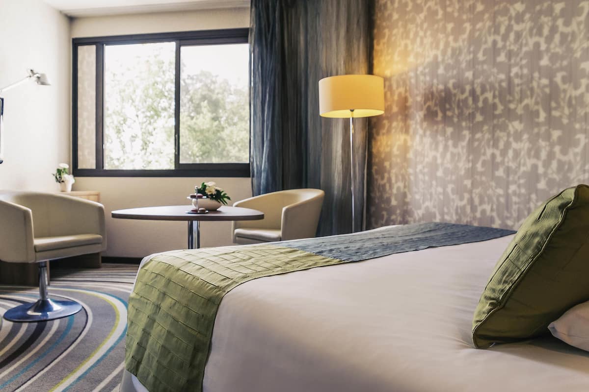 Privilege, Room, 1 Double Bed | Premium bedding, minibar, desk, blackout drapes