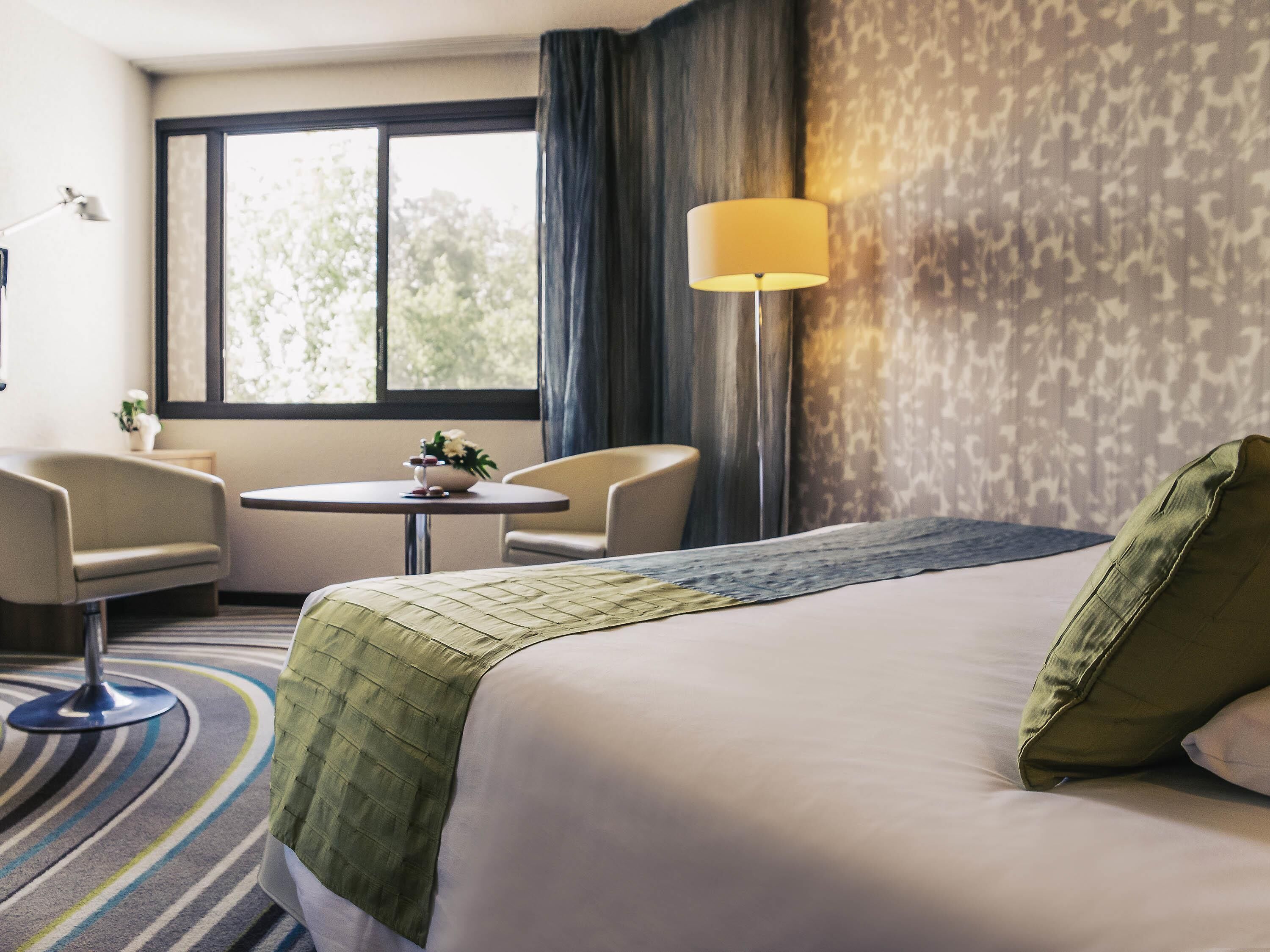 Luxe beddengoed, een minibar, een bureau, verduisterende gordijnen