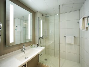 Ropa de cama de alta calidad, minibar, escritorio y cortinas blackout 