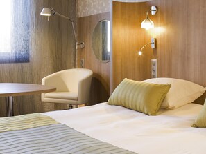 高档床上用品、迷你吧、办公桌、遮光窗帘