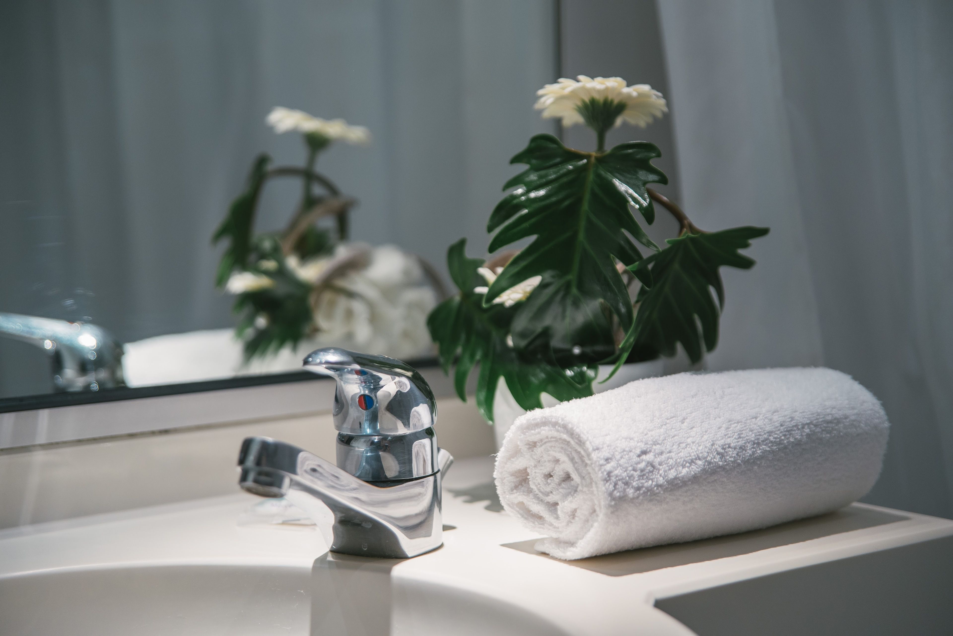 combined shower/bathtub, eco-friendly toiletries, hair dryer, towels