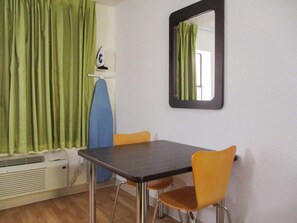 Escrivaninha, Wi-Fi de cortesia, roupa de cama