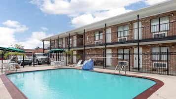 حمام سباحة خارجي