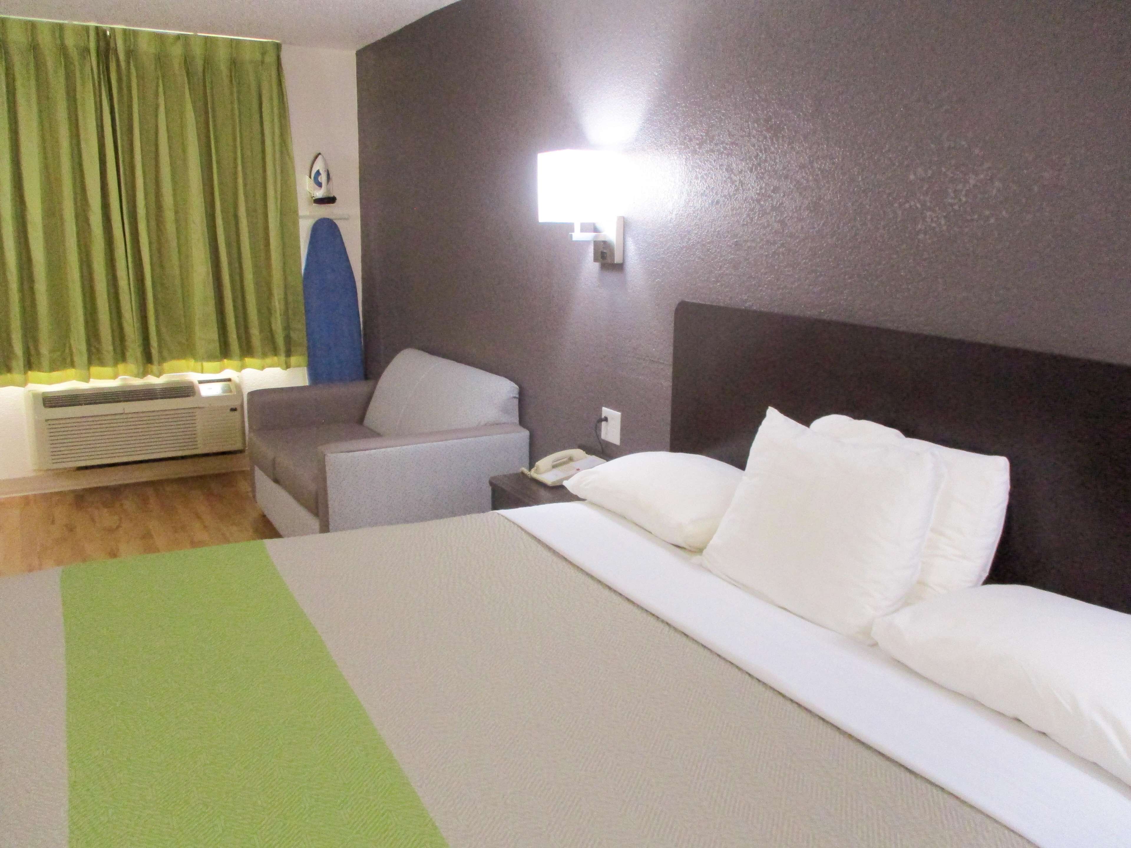 Escritorio, wifi gratis y ropa de cama 