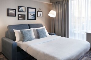 办公桌、笔记本电脑工作区、遮光窗帘、熨斗/熨衣板