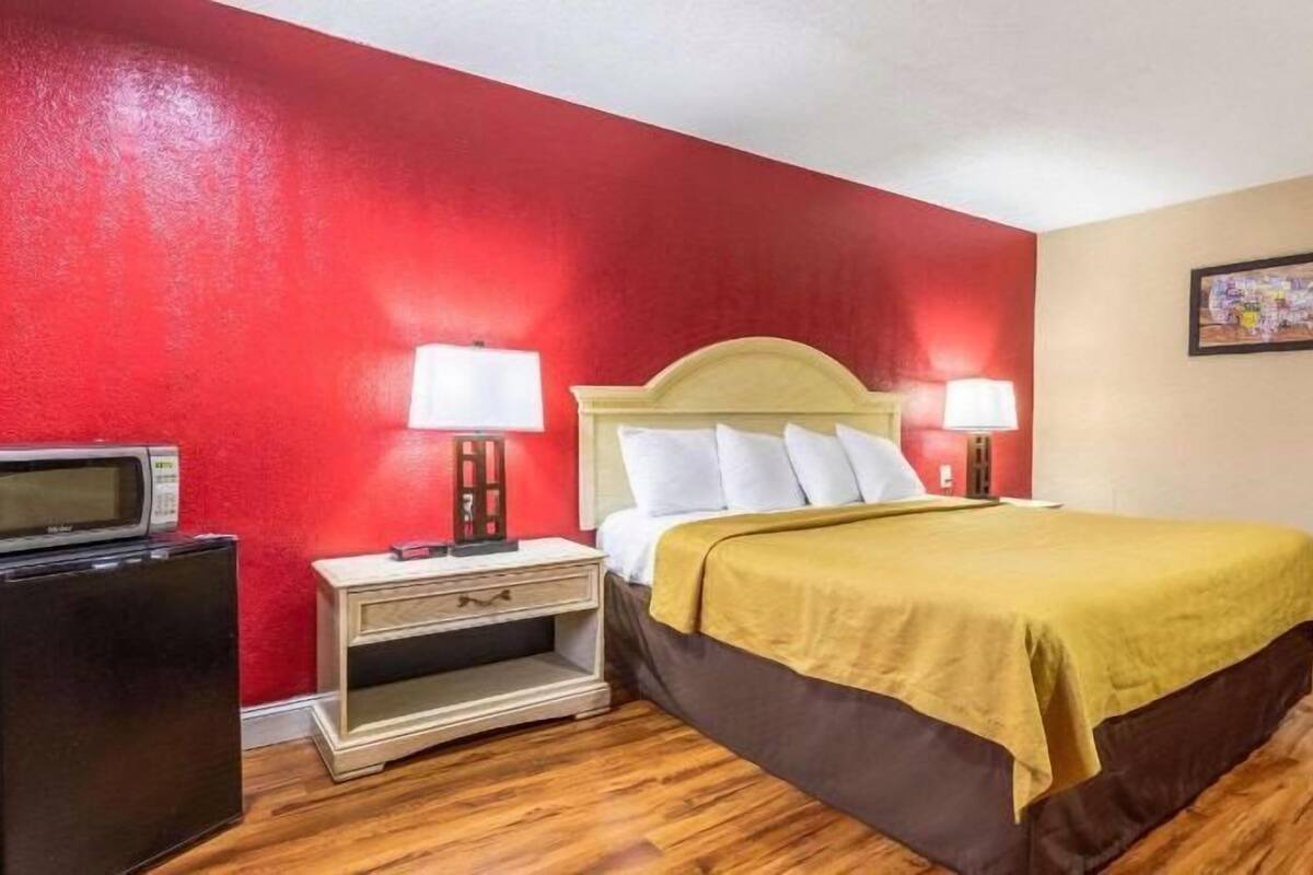 Desk, blackout drapes, soundproofing, WiFi (free)