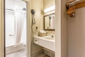 Combined shower/bathtub, hair dryer, towels