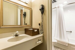 Bañera con ducha, secador de pelo, toallas