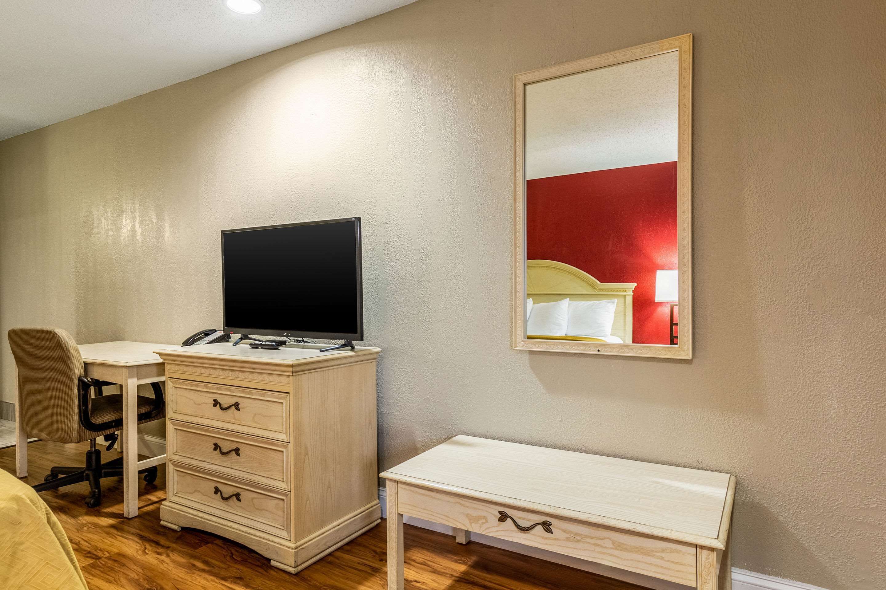 Individueel gemeubileerd, een bureau, verduisterende gordijnen