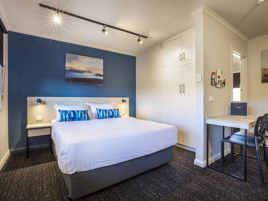 Studio, 2 Bedrooms | Meja, seterika/papan seterika, Wi-fi percuma, cadar katil