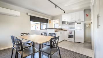 Departamento, 3 habitaciones | Cocina privada | Microondas, cafetera y tetera y tetera eléctrica