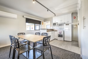 Apartamento, 3 habitaciones | Cocina privada | Microondas, cafetera o tetera y hervidor eléctrico