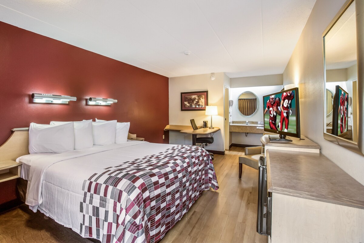 Superior Room, 1 King Bed, Non Smoking | Desk, blackout drapes, cribs (free), WiFi (free)