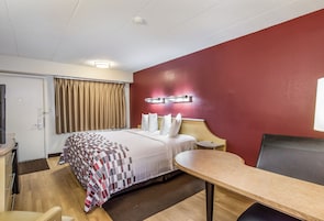 Escritorio, cortinas blackout, cunas gratuitas y wifi gratis