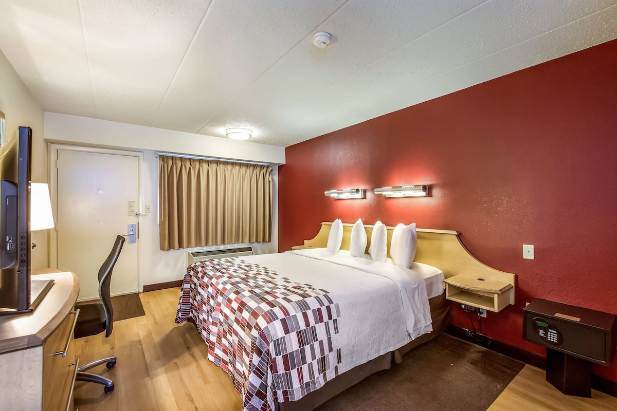 Bureau, rideaux dâobscurcissement, lit de bĂ©bĂ© (gratuit)