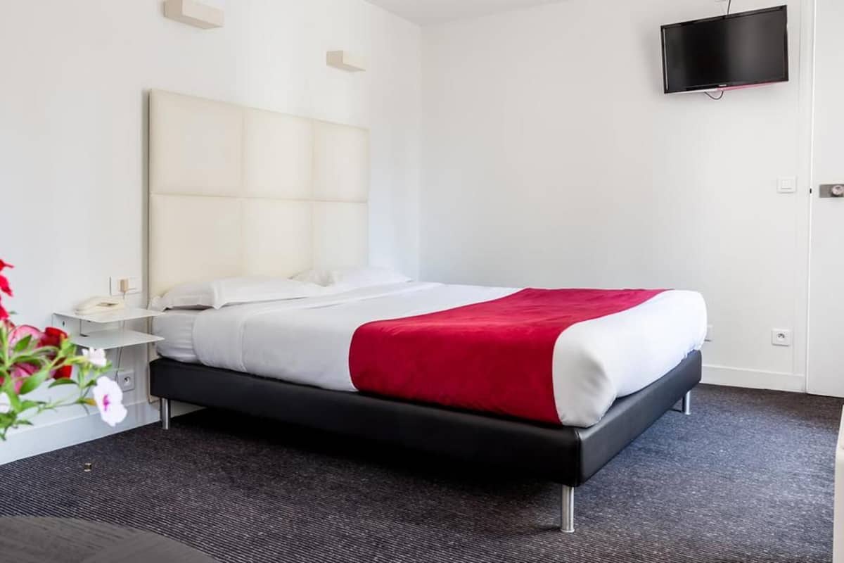 Premium bedding, iron/ironing board (on request), WiFi (free)