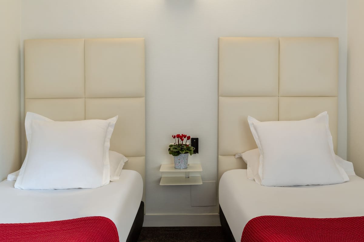 Zweibettzimmer | Bügeleisen/Bügelbrett, kostenloses WLAN, Bettwäsche, Rollstuhlgeeignet