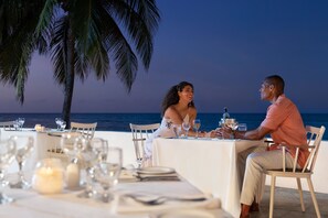 6 restaurants, servant le déjeuner et le dîner; cuisine italienne