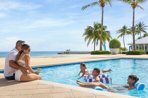 2 piscinas externas, barracas, guarda-sóis