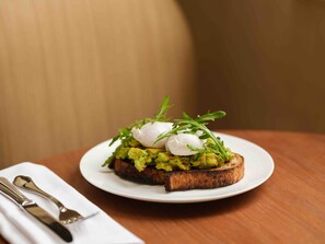 Café da manhã com buffet diário (EUR 29 por pessoa)