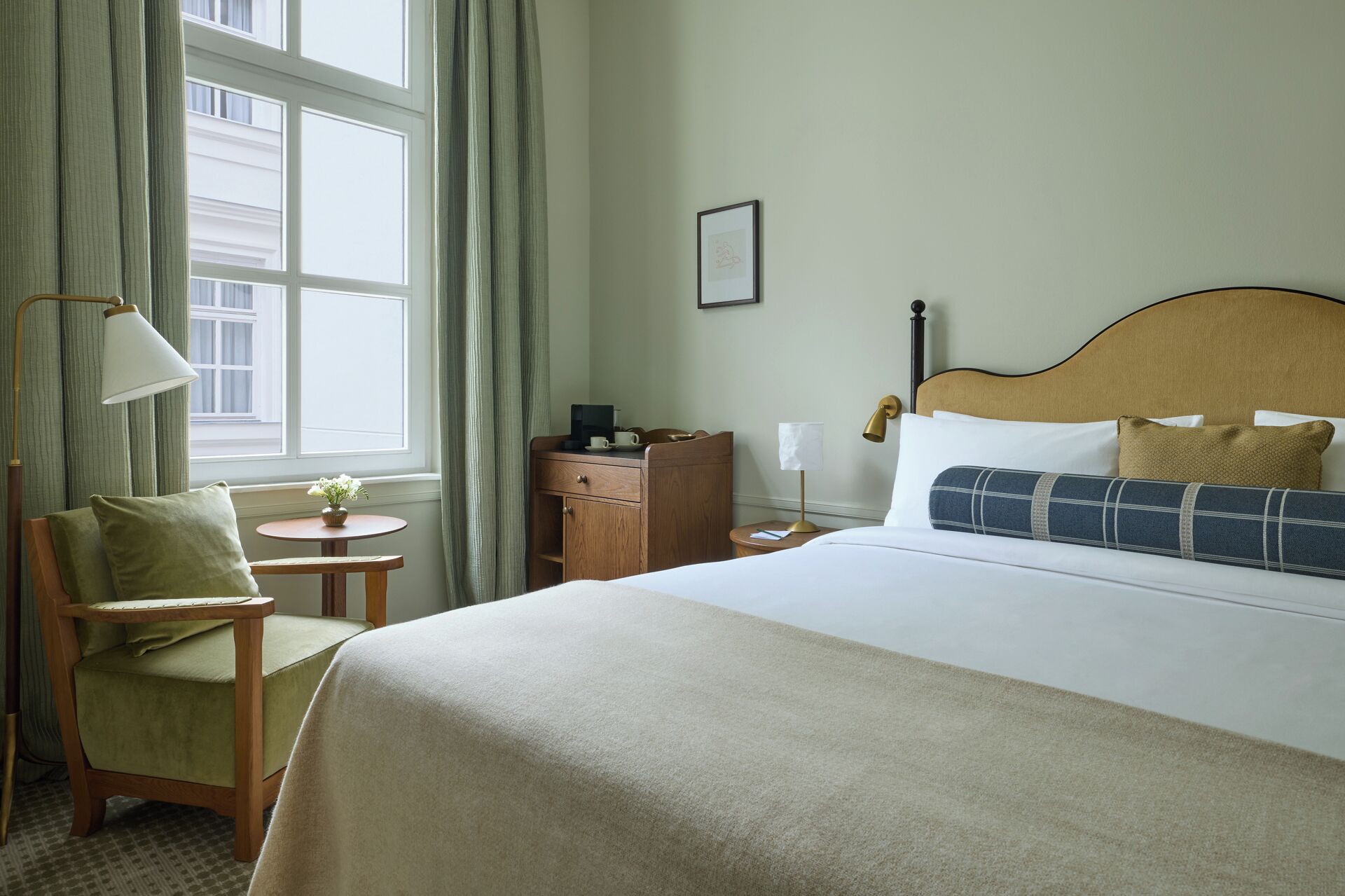 Doppia Classic | Cassaforte in camera, una scrivania, tende oscuranti, insonorizzazione