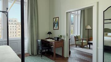 Minibar, Zimmersafe, Schreibtisch, Verdunkelungsvorhänge