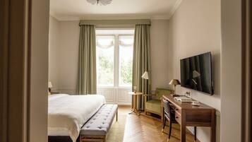 Minibar, coffres-forts dans les chambres, bureau, rideaux occultants