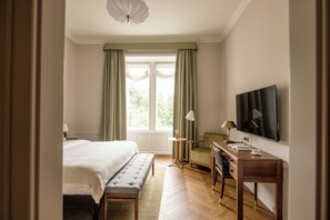 Quarto casal luxo | Frigobar, cofres nos quartos, escrivaninha, cortinas blackout