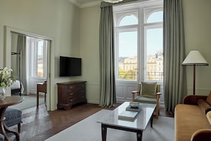 Suite, Balcony, Park View | Living area