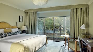 Quarto casal luxo | Frigobar, cofres nos quartos, escrivaninha, cortinas blackout