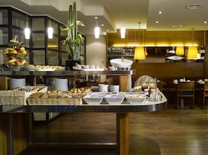 Buffet déjeuner (24 EUR par personne)