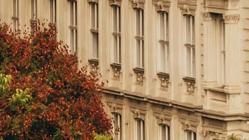 Fachada de edificio con múltiples ventanas y detalles arquitectónicos clásicos.
