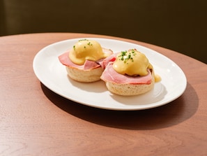 Daily cooked-to-order breakfast (EUR 29 per person)