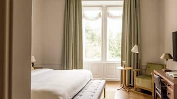 Allergikerbettwaren, Minibar, Zimmersafe, Schreibtisch