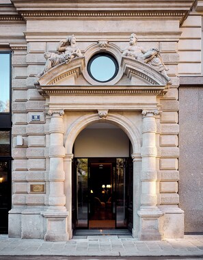 Pintu masuk hartanah