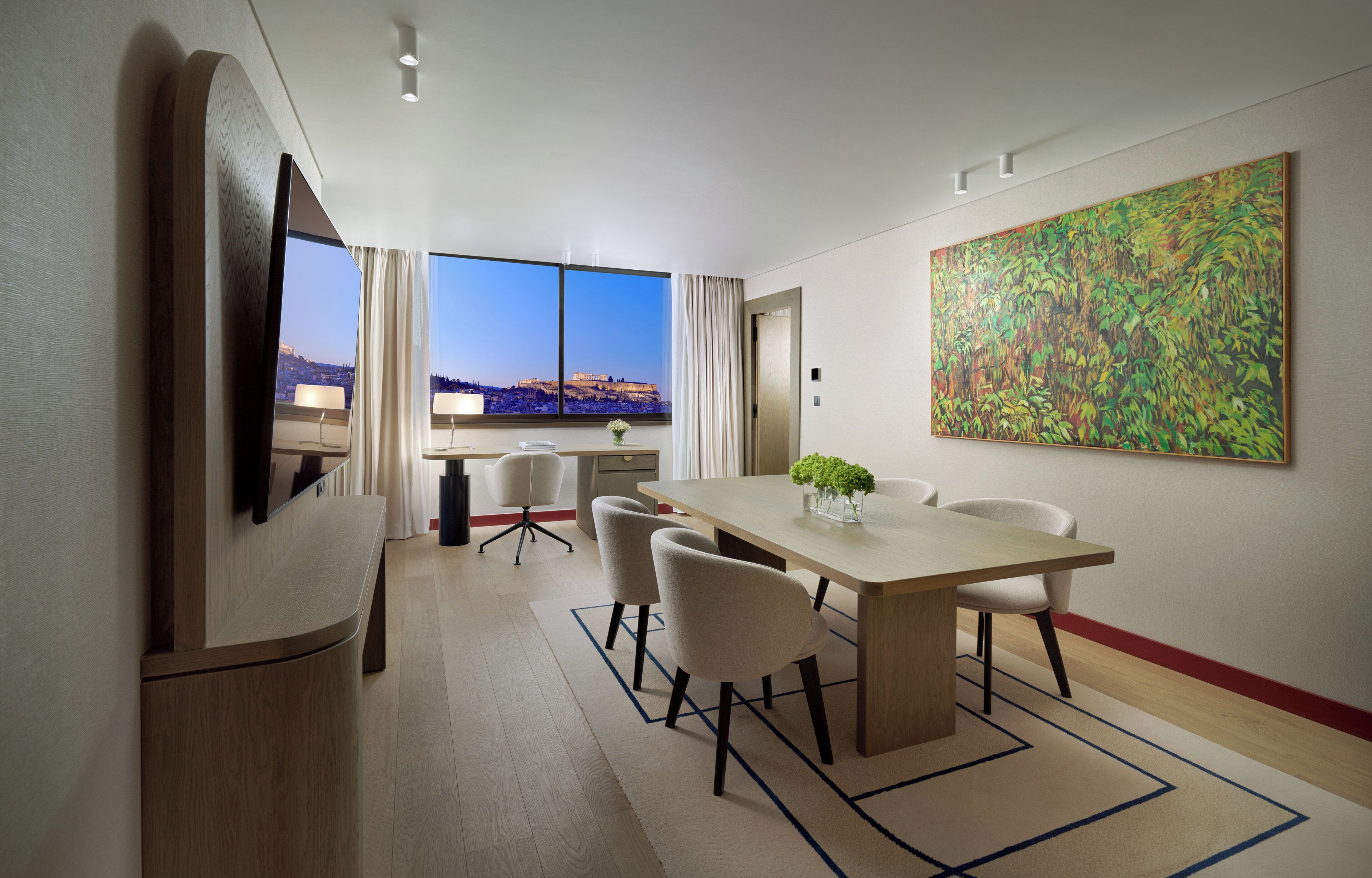 Club-sviitti, 1 suuri parisänky, club-loungen käyttöoikeus (Acropolis View) | 1 makuuhuone, allergiatestatut vuodevaatteet, untuvapeitot, minibaari