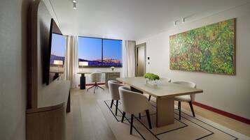 Suite – club, 1 kingsize-seng, Club Lounge-tilgang (Acropolis View) | 1 soverom, allergitestet sengetøy, dundyner og minibar