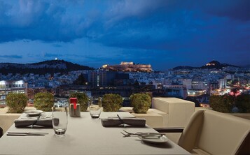 3 restaurantes, se sirve desayuno 