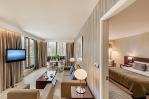 Suite, 1 Bedroom, Balcony | Peralatan tempat tidur premium, gebar bulu kapas, bar mini 
