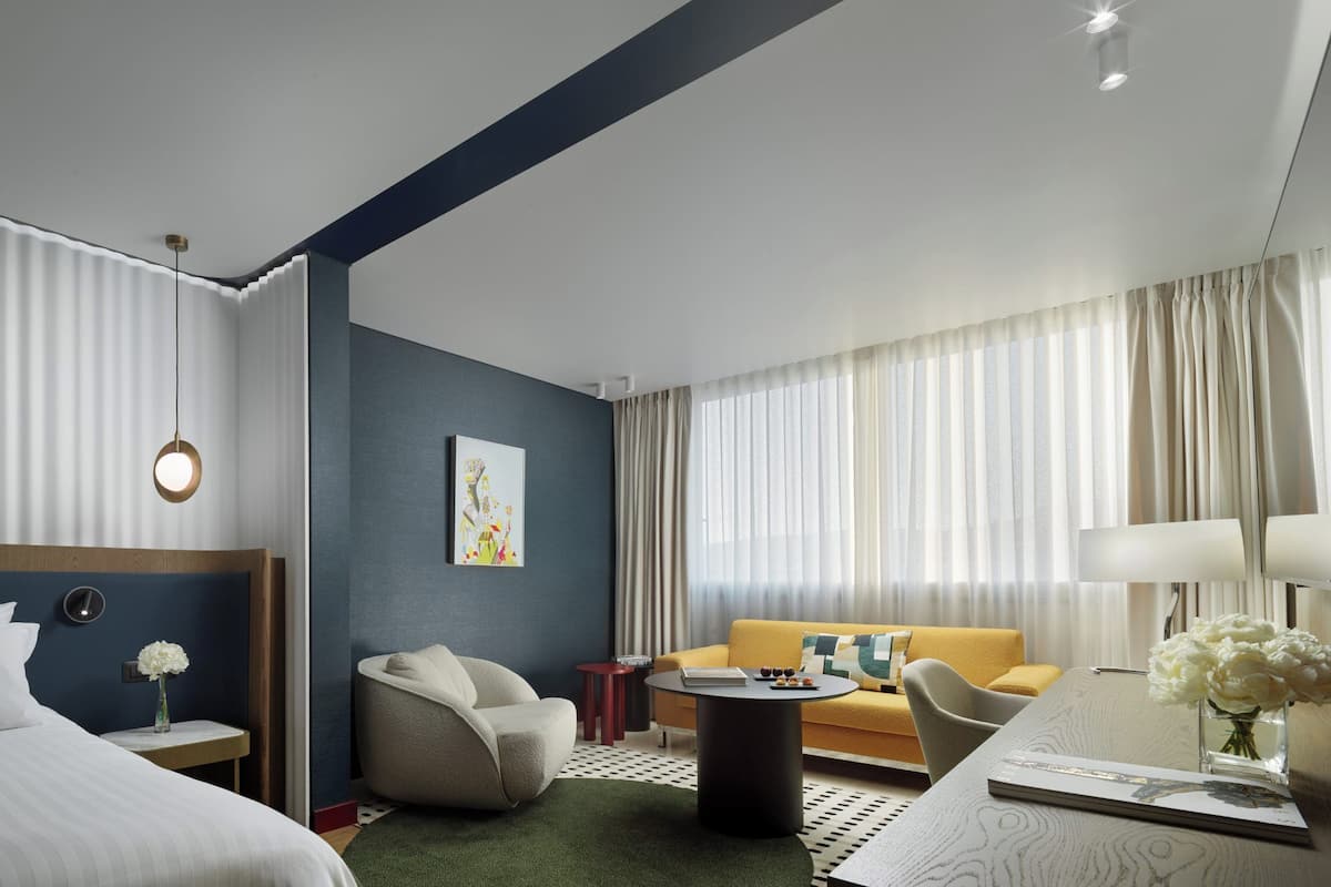 尊榮客房, 1 張特大雙人床, 可使用俱樂部酒廊 | 1 間臥室、高級寢具、羽絨被、迷你吧