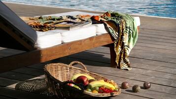 Kauden mukainen ulkouima-allas, aurinkovarjoja, aurinkotuoleja