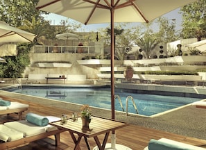 Piscina stagionale all'aperto, ombrelloni da piscina, lettini