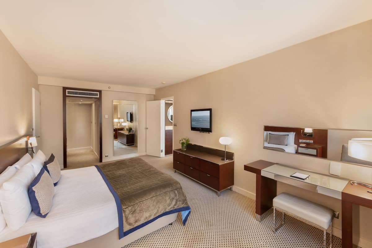 Suite, 1 habitación, balcón | Ropa de cama de alta calidad, edredones de plumas, minibar y caja fuerte