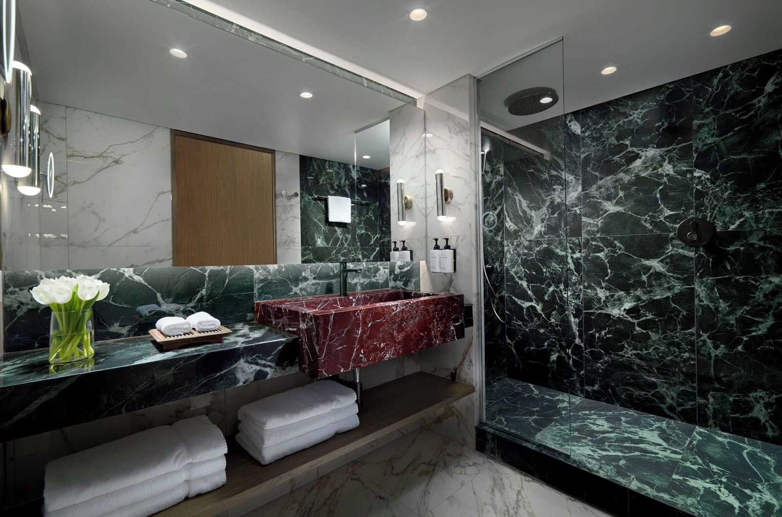 Quarto clássico, 2 camas de solteiro (Acropolis View) | Banheiro | Chuveiro, chuveiro com efeito de chuva, produtos de toalete de grife 